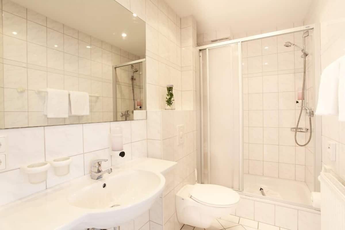 standard room | bathroom | free toiletries, hair dryer, bathrobes, slippers
