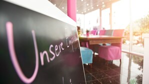 A blackboard with the text "Unser Emporium" in white chalk. - Hotel Wulff (Bad Sassendorf)