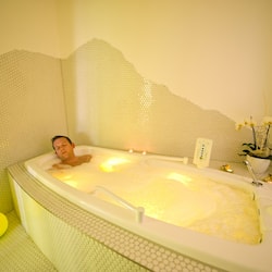 Sauna, hot tub, body treatments, body wraps, body scrubs, detox wraps