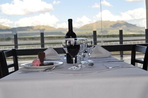 2 restaurantes, é servido café da manhã