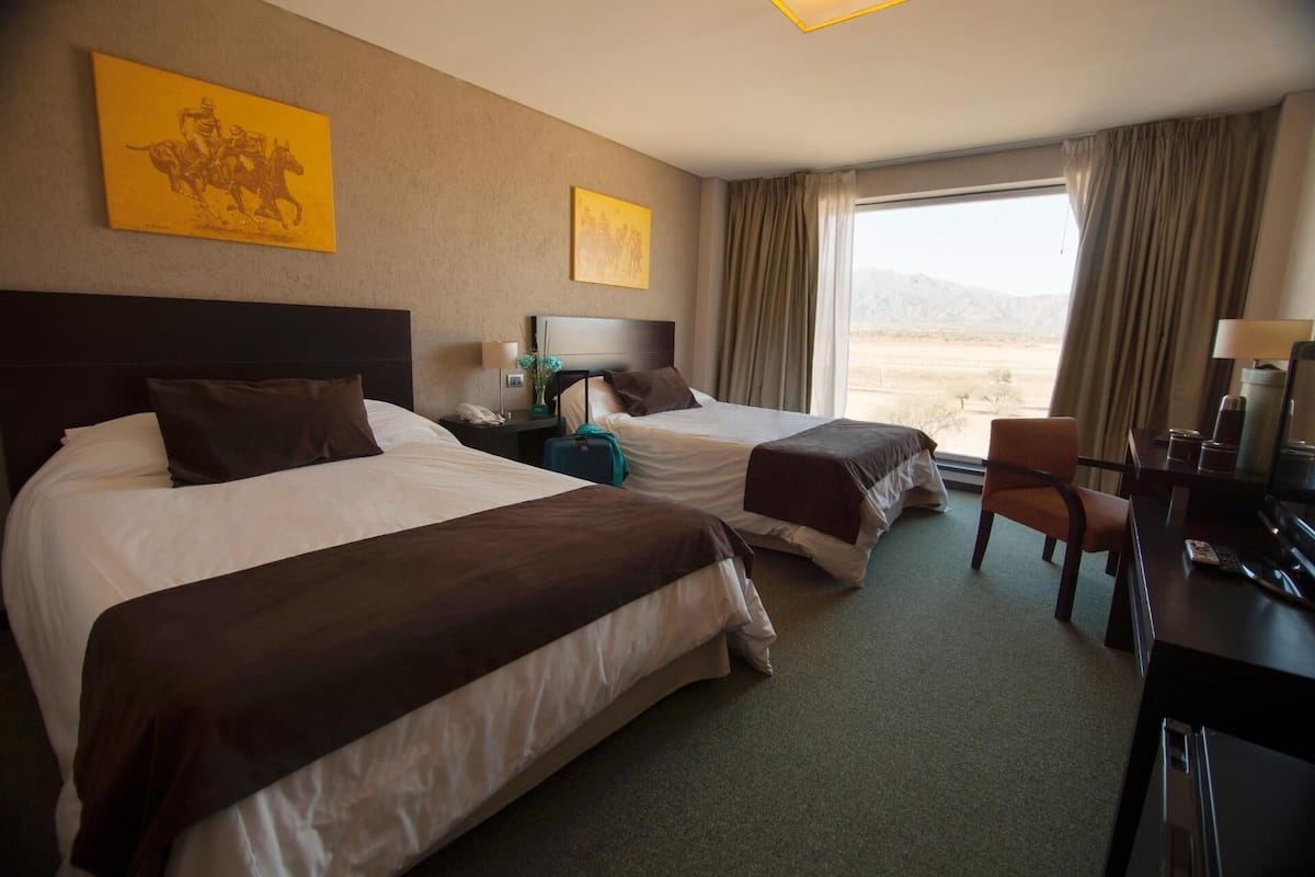 Een minibar, een kluis op de kamer, individueel gedecoreerd