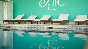 Inomhuspool och solstolar