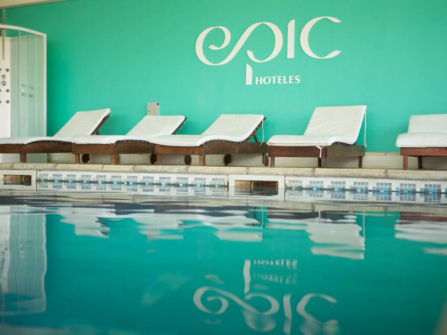 Piscine couverte, chaises longues