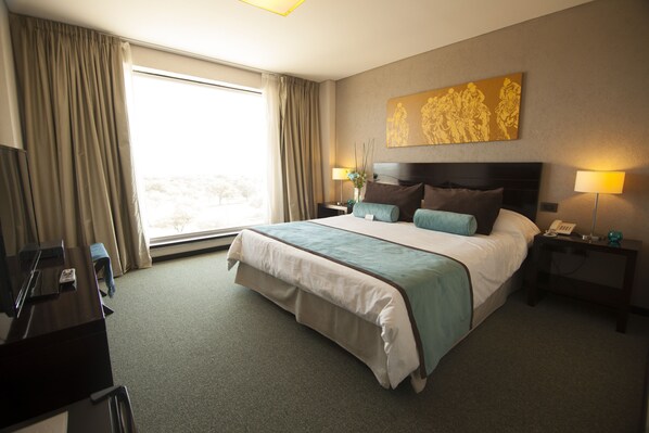 Habitación doble estándar, 1 cama King size | Minibar, caja de seguridad en la habitación y decoración personalizada 