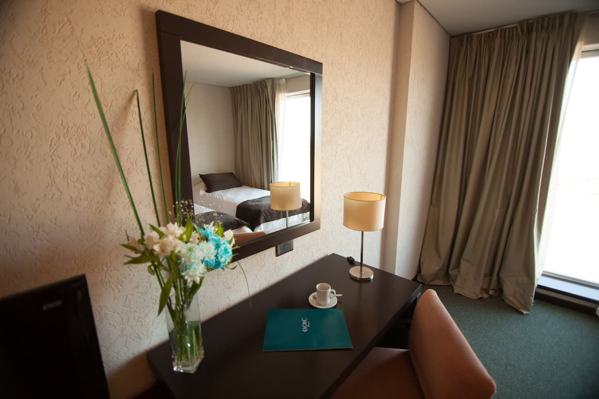 Standaard tweepersoonskamer, 1 kingsize bed | Een minibar, een kluis op de kamer, individueel gedecoreerd