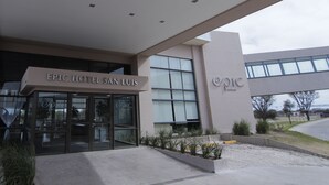 The exterior of the Epic Hotel San Luis with a modern design, large windows, and a well-maintained entrance area. - Epic Hotel San Luis (La Punta)