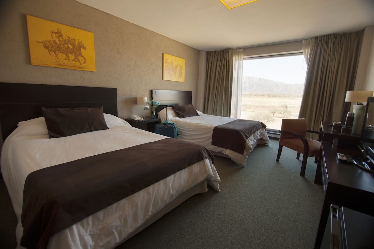 Standaard Twin kamer, 2 queensize bedden | Een minibar, een kluis op de kamer, individueel gedecoreerd
