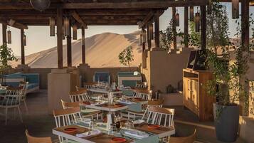 5 restaurants; breakfast, lunch, and dinner served