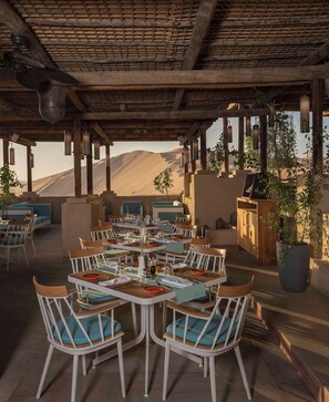 5 restaurants; breakfast, lunch, and dinner served