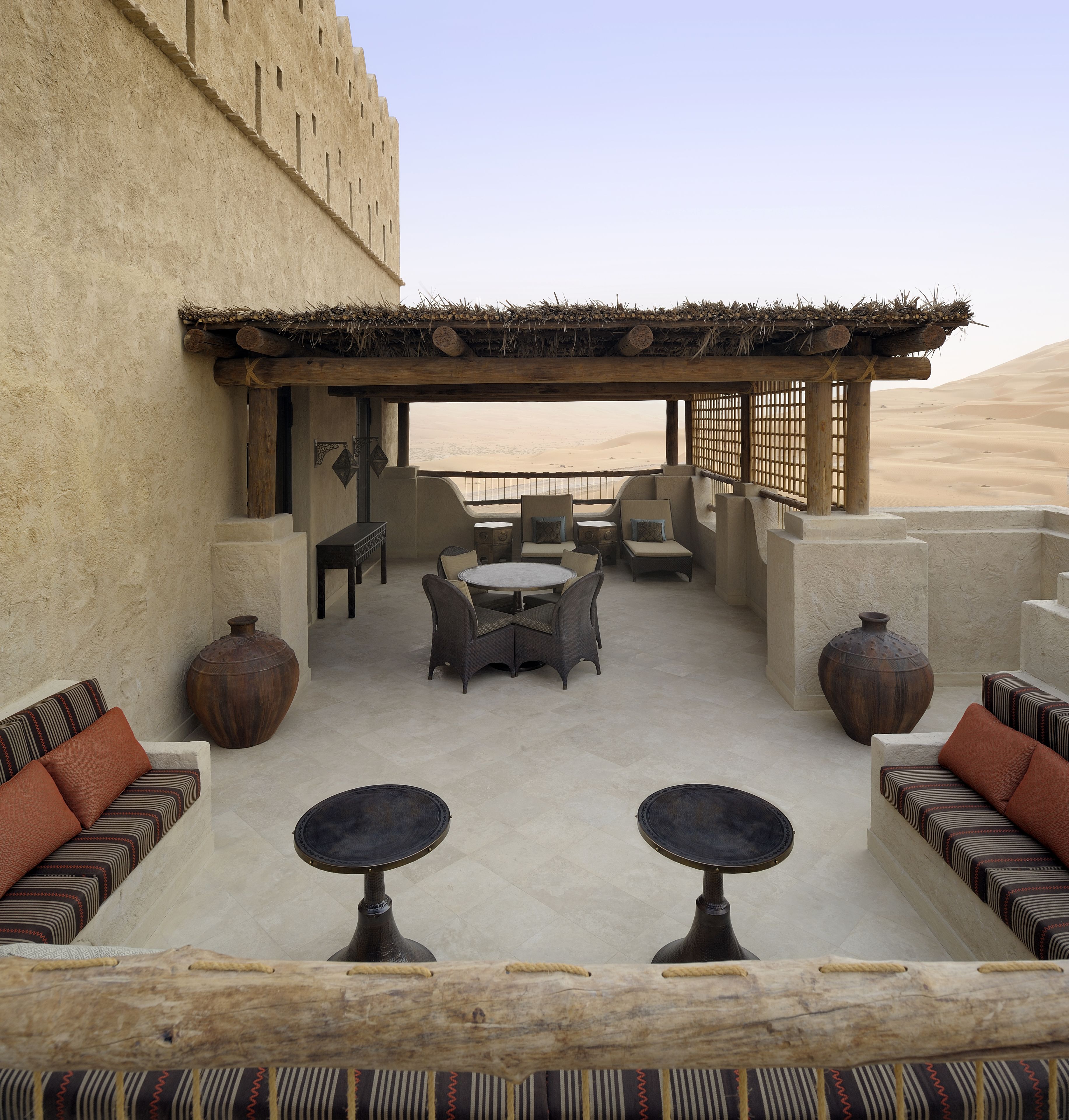 Una terraza con asientos y vistas al desierto.