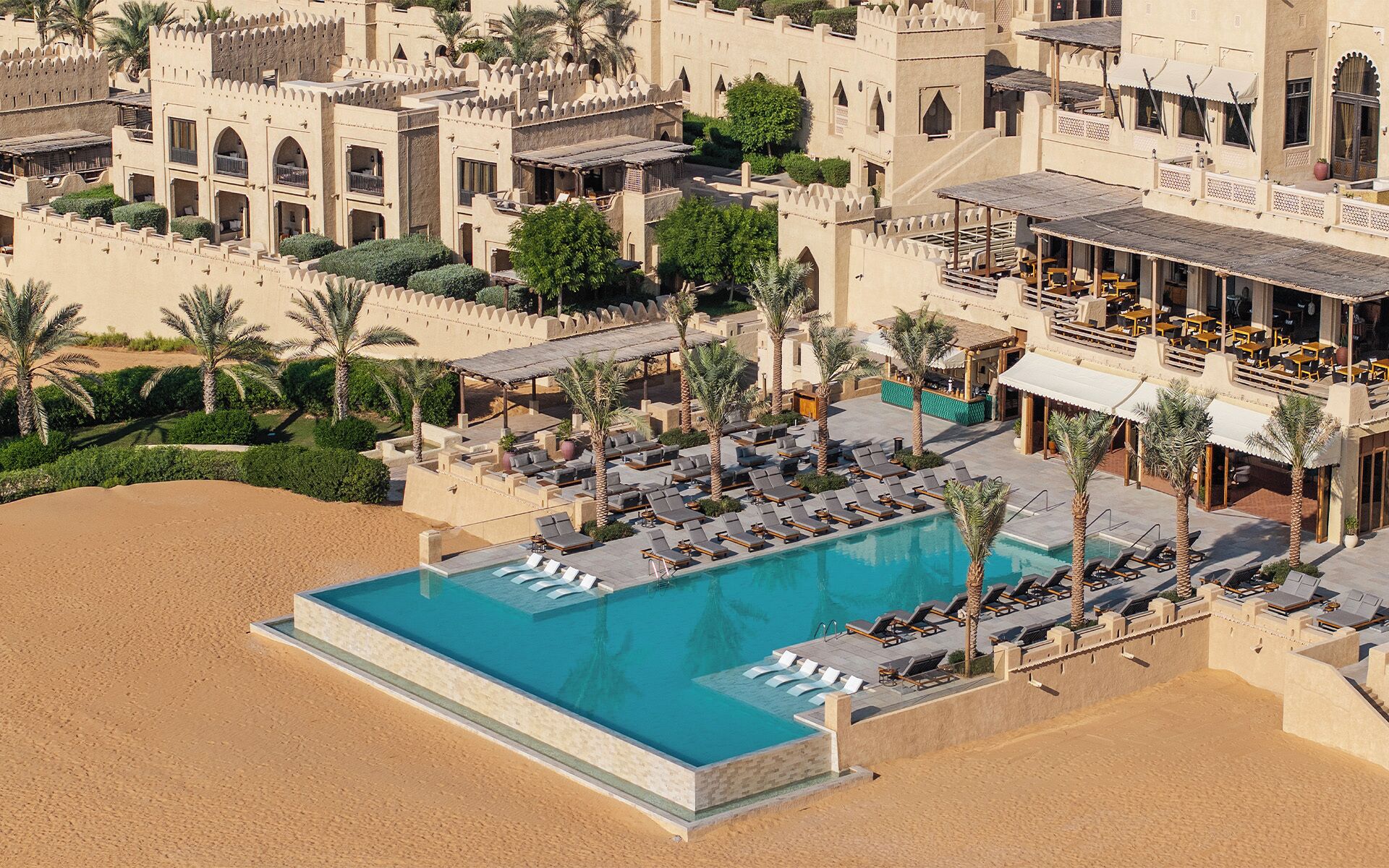 Alberca al aire libre, sombrillas en la alberca y camastros 