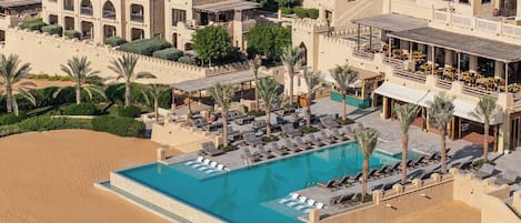 Piscine extérieure, parasols de plage, chaises longues