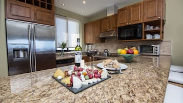 Refrigerador con freezer, microondas, horno, placa de cocina