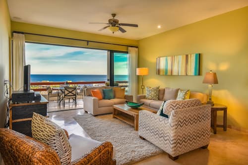 Suite de lujo, 1 habitación, terraza, vistas al mar | Sala de estar | Televisión de pantalla plana de 42 pulgadas con canales por satélite