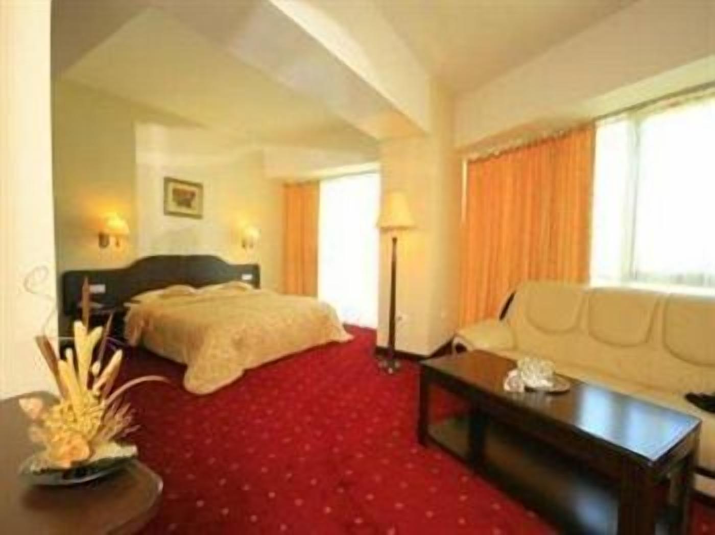 ميني بار وخزنة داخل الغرفة