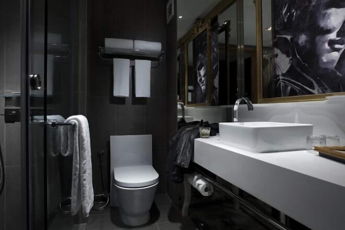 Badezimmer | Dusche, Regendusche, kostenlose Toilettenartikel, Haartrockner