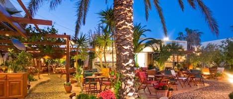 Aperto a colazione, cucina mediterranea, con vista sul giardino
