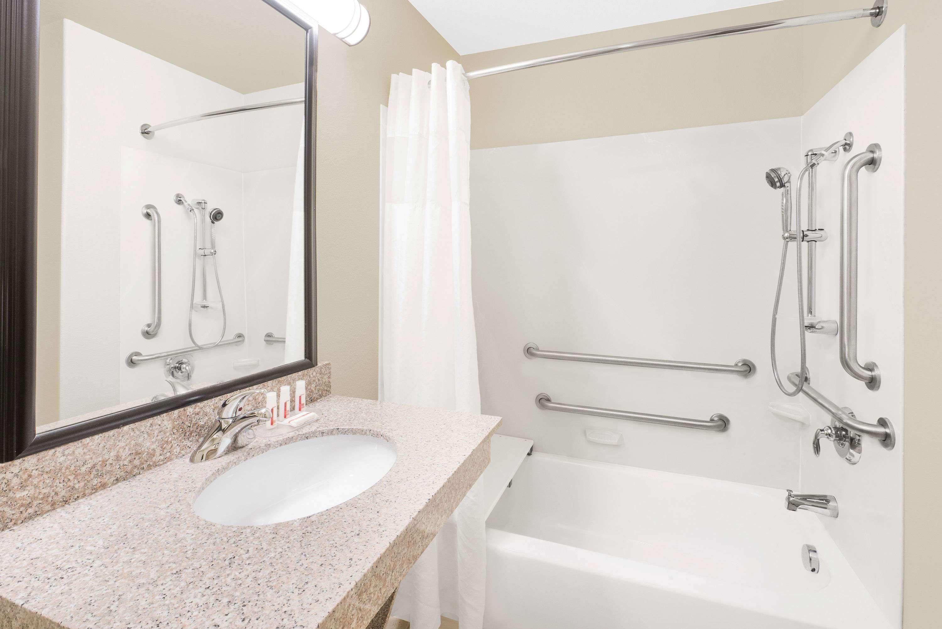 combined shower/bathtub, free toiletries, towels