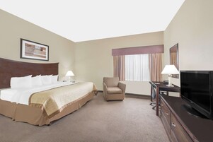 Escritorio, espacio para trabajar con laptop y cortinas blackout 