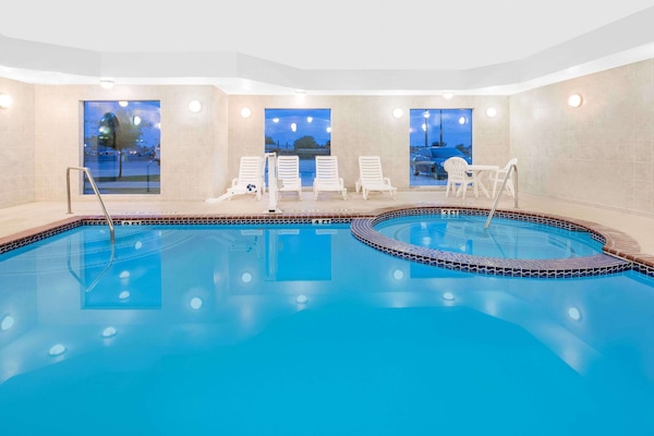 Piscina coperta, con ingresso dalle 08:00 alle 22:00, lettini