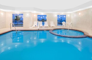 Una piscina techada, sillones reclinables de piscina