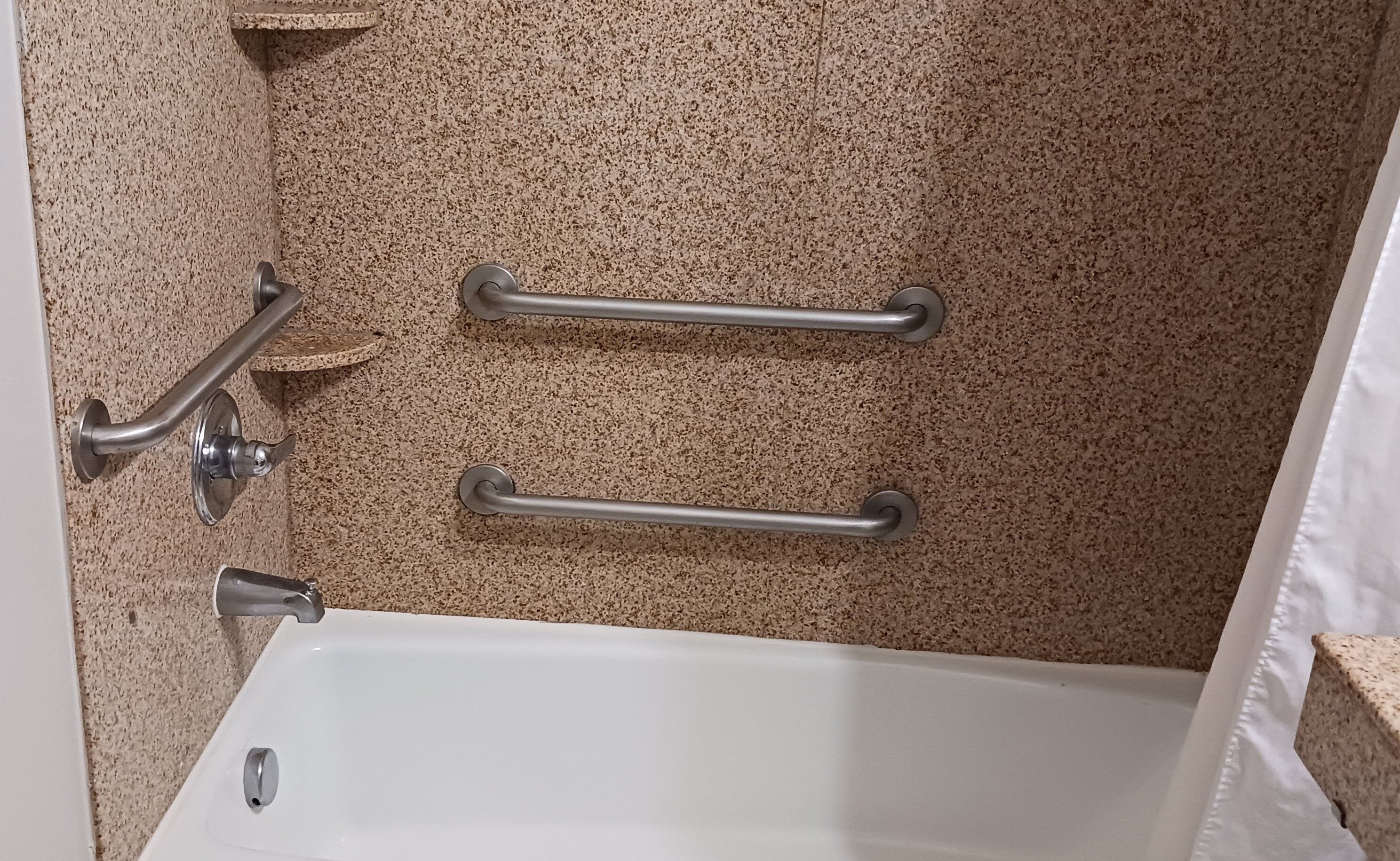 Produtos de toalete grátis, secador de cabelo, toalhas de banho 