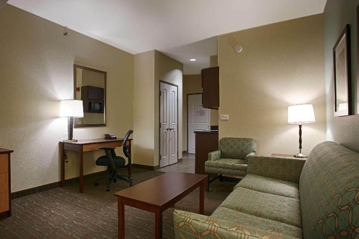 Living area | 32-inch LCD TV with cable channels, TV