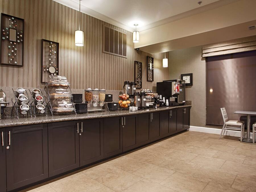 Een hotelkeuken met een buffetopstelling, inclusief een zelfbedieningsstation met diverse etenswaren en een koffieapparaat.