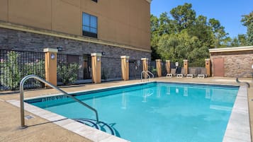 Una piscina al aire libre de temporada
