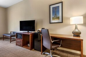 Een bureau, een strijkplank/strijkijzer, gratis wifi, beddengoed