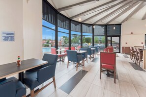 朝食 (ビュッフェ)、毎日提供 (無料)