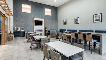 含每日吃到飽早餐