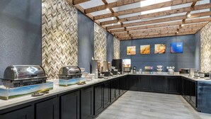 Une cuisine moderne dotée d’un barbecue intégré, d’un espace dédié à la préparation du café et d’un comptoir pour présenter les aliments.