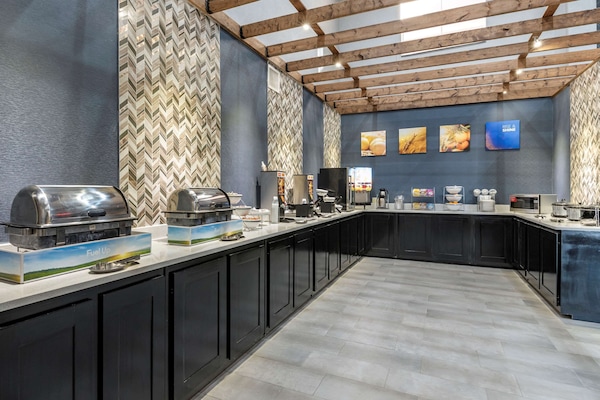 Café da manhã com buffet grátis todos os dias