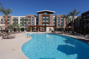 Una piscina al aire libre (de 08:00 a 22:00), sombrillas, tumbonas