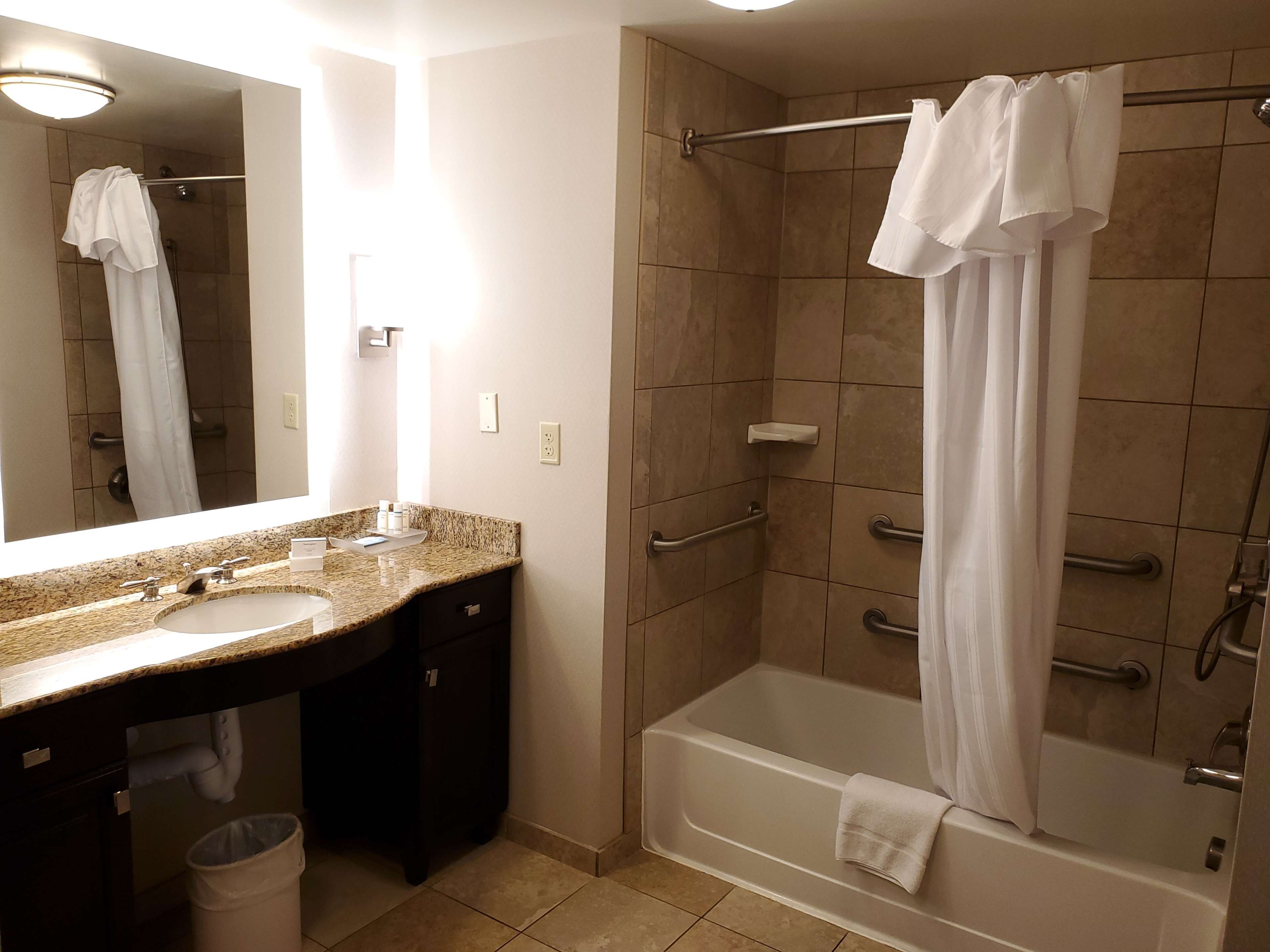 suite, accessible, non smoking | bathroom | combined shower/bathtub, free toiletries, hair dryer, towels