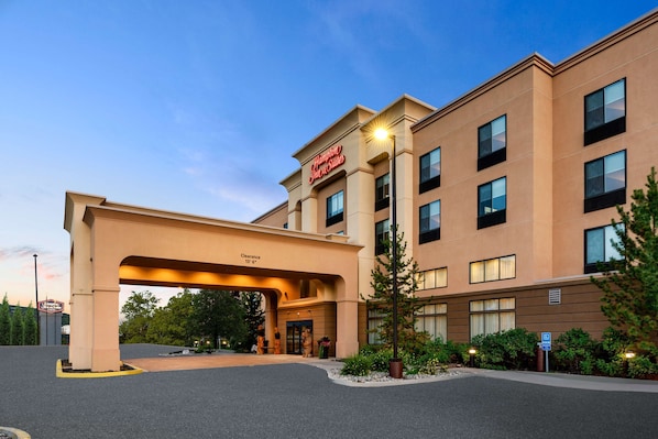 Exterior - Hampton Inn & Suites Fairbanks (Fairbanks)