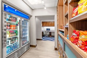 Snack bar - Hampton Inn & Suites Fairbanks (Fairbanks)