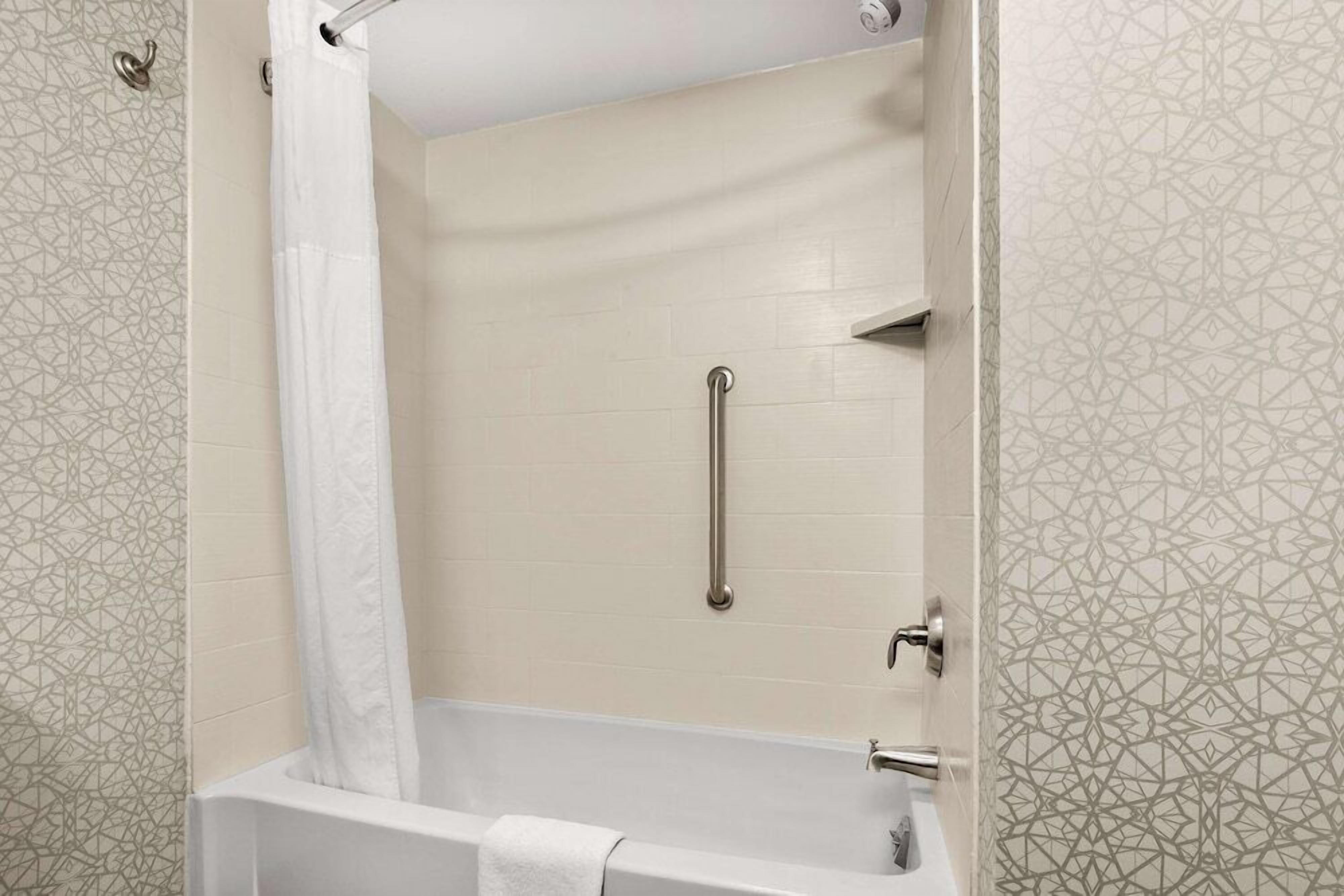 Bathroom | Hydromassage showerhead, free toiletries, hair dryer, towels