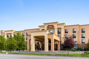 Exterior - Hampton Inn & Suites Fairbanks (Fairbanks)
