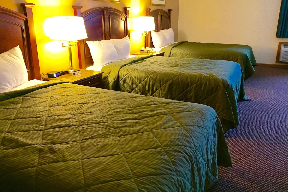 Queen Room With Three Queen Beds | Ferro/asse da stiro, letti aggiuntivi (a pagamento), Wi-Fi gratuito