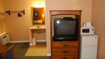 Iron/ironing board, free WiFi, bed sheets