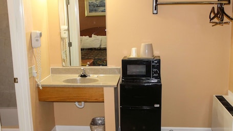 Iron/ironing board, free WiFi, bed sheets