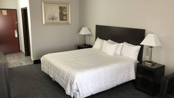 1 غرفة نوم ومكتب ومساحة عمل للكمبيوتر المحمول ومكواة/لوح كي