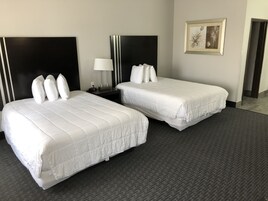 Escritorio y espacio para trabajar con laptop 