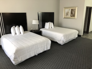 Habitación doble | Escritorio y espacio para trabajar con laptop