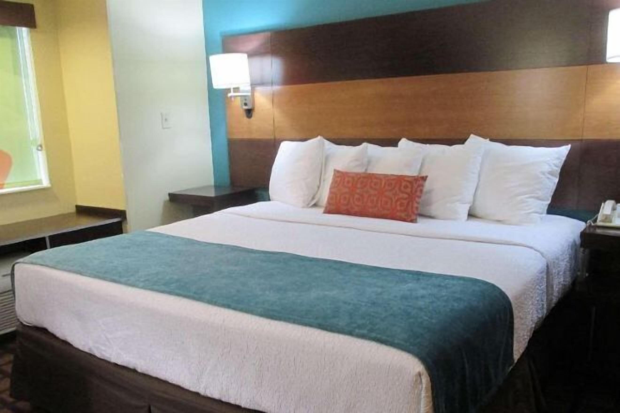 Caja de seguridad en la habitación y escritorio 