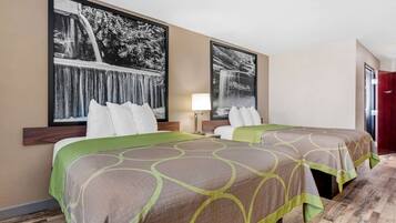 Quarto de hotel com duas camas, uma janela grande e vista para uma cascata.