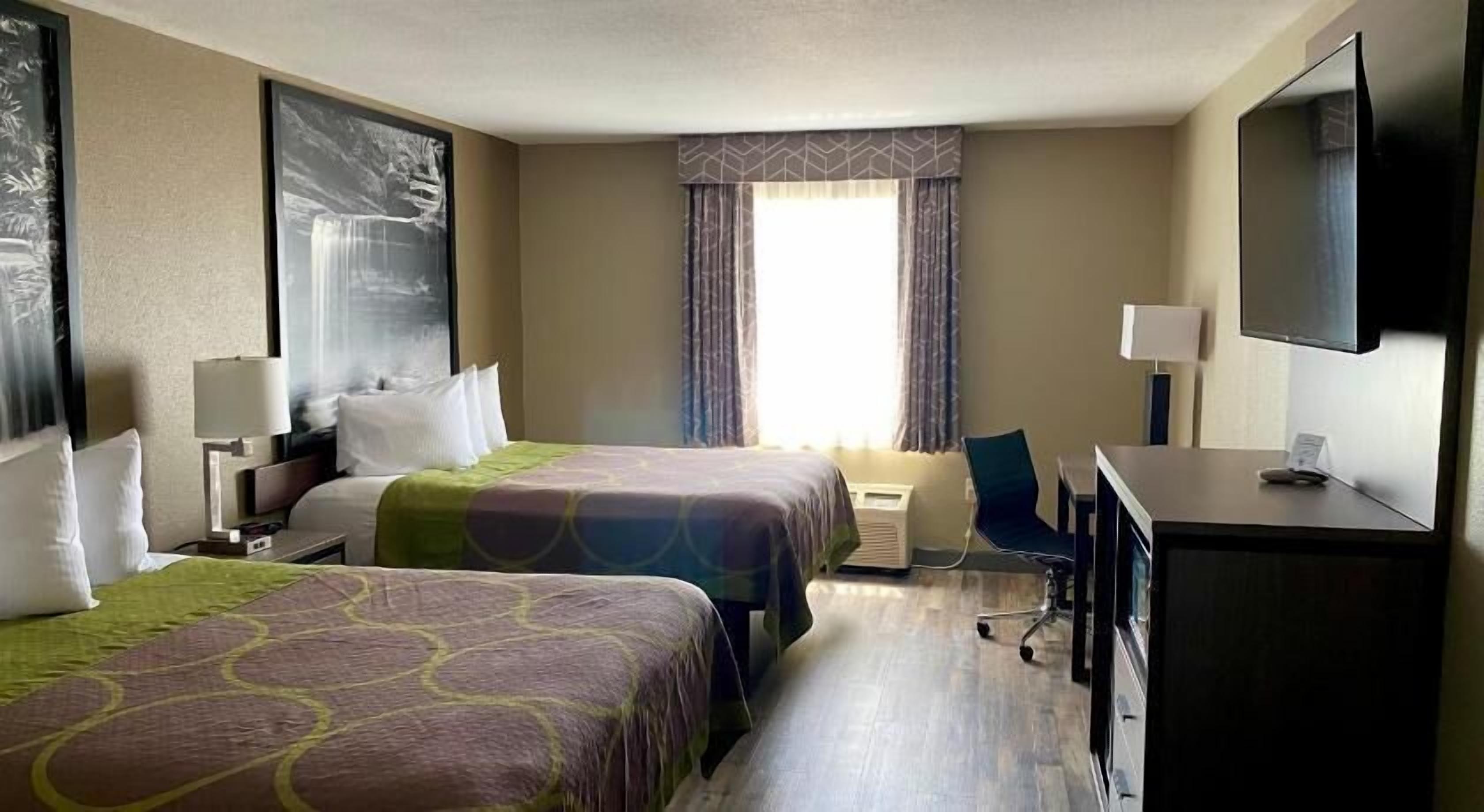 Ropa de cama de alta calidad, camas con pillow-top y escritorio 