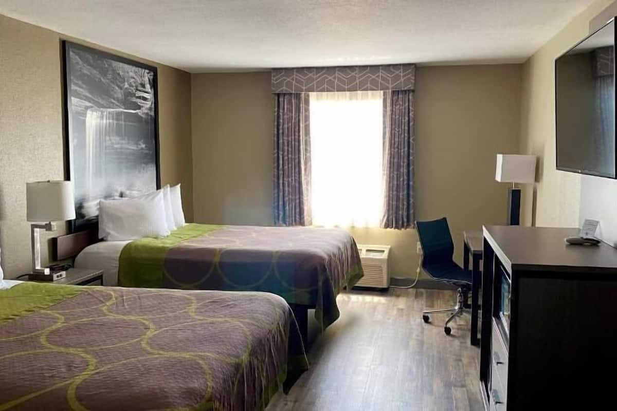 Ropa de cama de alta calidad, camas con pillow-top y escritorio